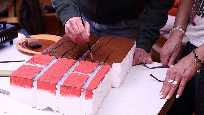 Upravený polystyren natřeme hnědou a červenou barvou