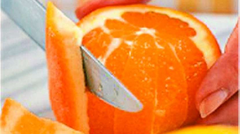Jak udělat z pomeranče filátka: ostrým nožem okrájíme kůru pomeranče