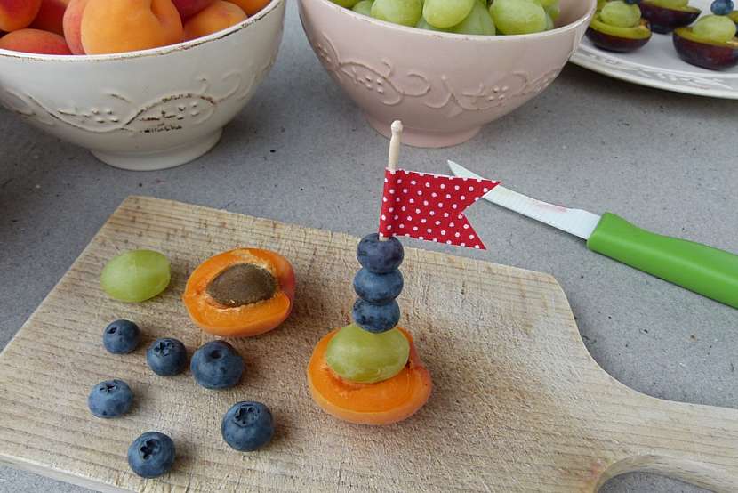Ovocné loďky na letní prostřený stůl: V hlavní roli švestky, meruňky, hroznové víno i borůvky 8