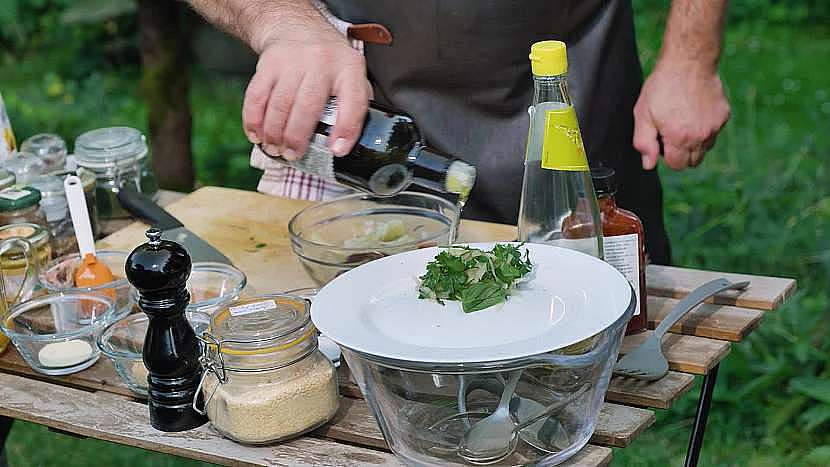 Na talíř naaranžujeme směs salátů a pokapeme olivovým olejem