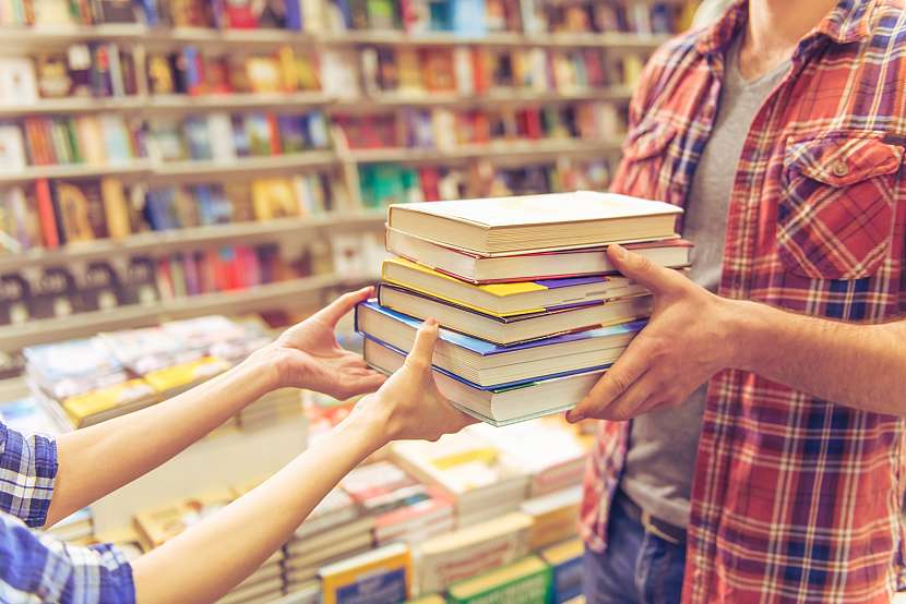 Knihy můžete darovat do místní knihovny nebo nabídnout v kavárně