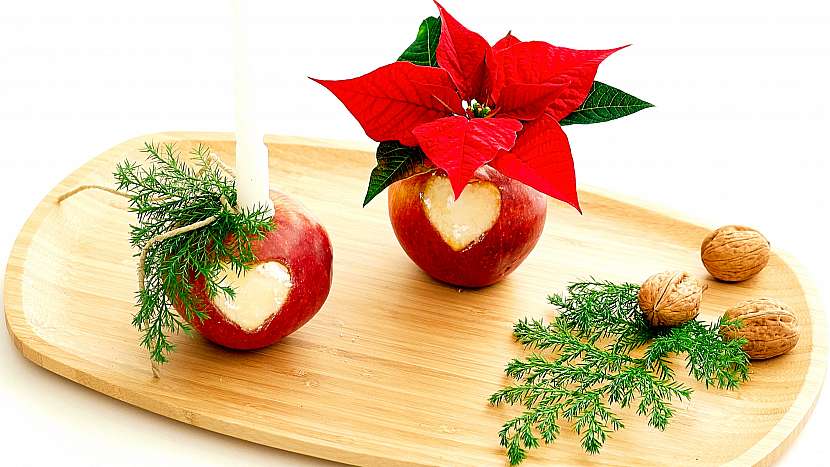 Vánoční svícen a váza z jablek dotvořte a dozdobte podle sebe