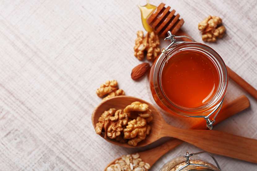 Med krásně doplňuje chuť vlašských ořechů