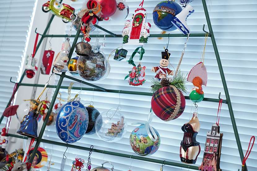 Vánoční ozdoby všeho druhu ze všech koutů světa je možné vidět u sběratele v Olomouci 
