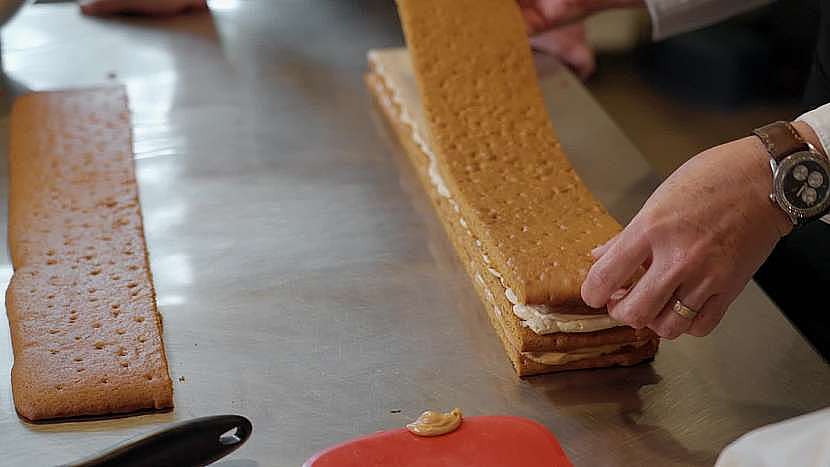 Po natření krémem se plát přikryje dalším plátem 