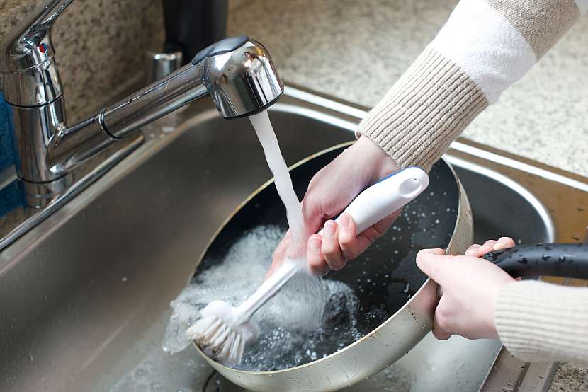 Mýt nádobí pod tekoucí vodou je téměř rovno zločinu
