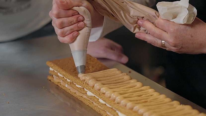 Pláty se potírají dvěma krémy, jeden z nich je karamelový 