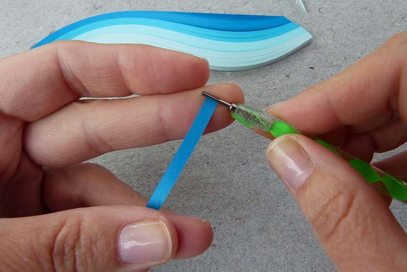 Jak vyrobit letní šperk z proužků papíru 4