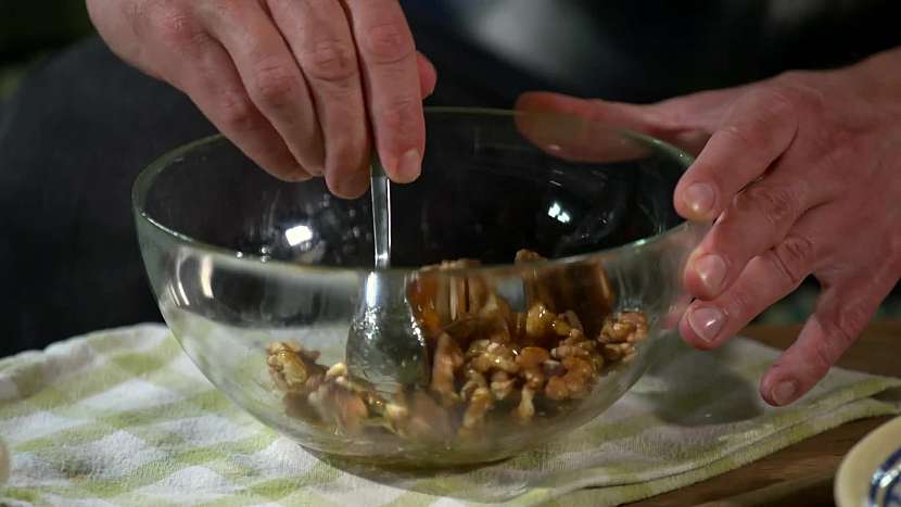 Ořechy přidejte k medové marinádě a promíchejte
