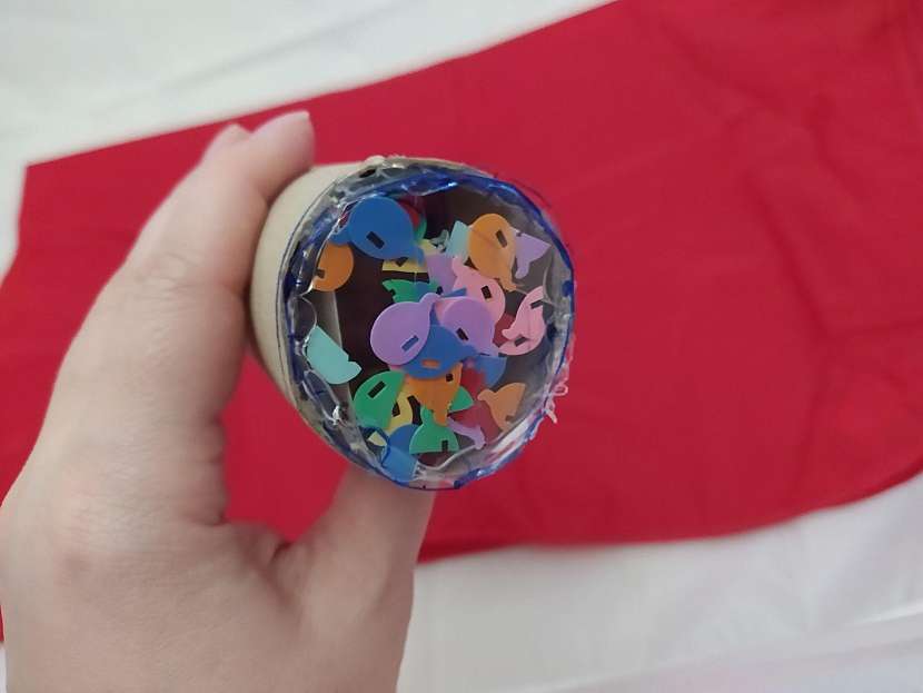 Na vnitřní sklíčko nasypte třpytky, flitry nebo sklíčka a přikryjte druhým kolečkem