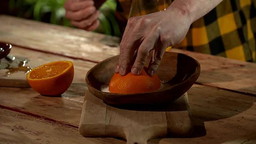 Slupku z vymačkaného pomeranče namočíme do soli