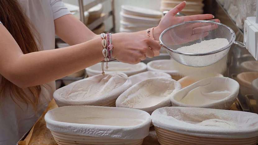 Ošatky se vysypou moukou