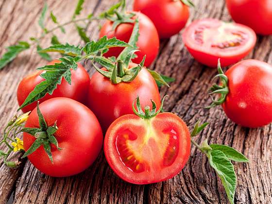 Konzervace rajčat při nadúrodě je skvělý způsob, jak rajčata uchovat (Zdroj: Depositphotos)