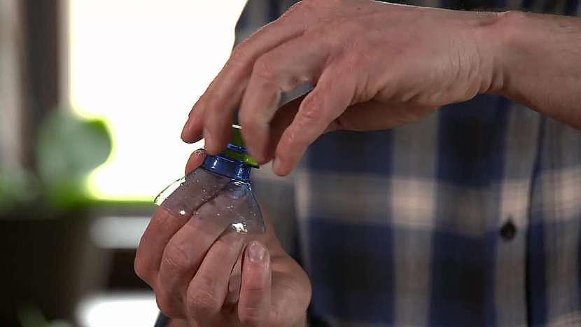 Z plastové lahve odřízněte hrdlo a PET uzávěr