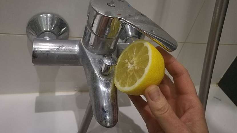 Vodovodní baterii potřete rozpůleným citronem