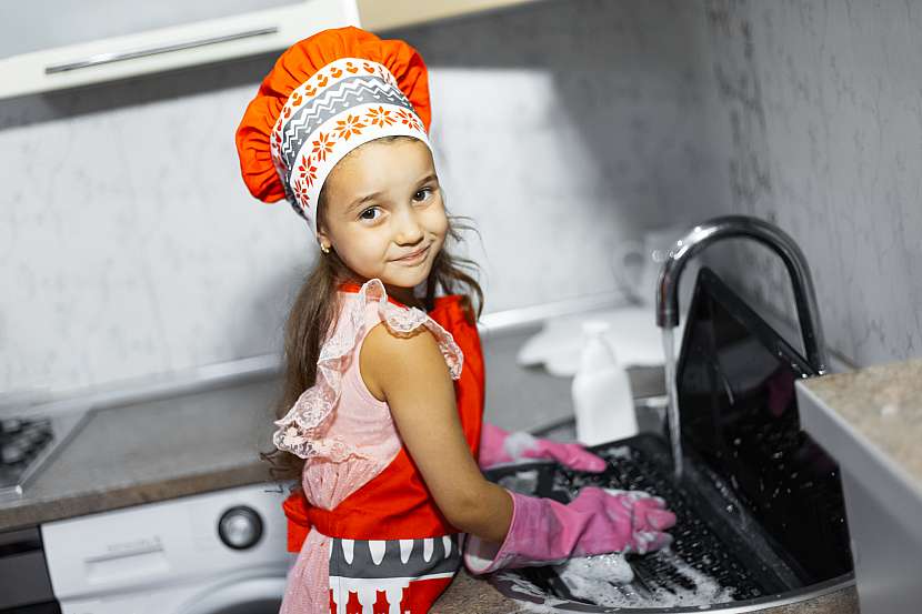 Umýt nádobí zvládnou i předškoláci
