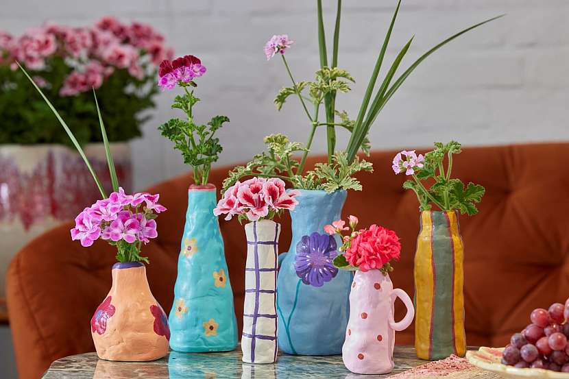 Každá z těchto veselých barevných upcyklovaných váz je originální