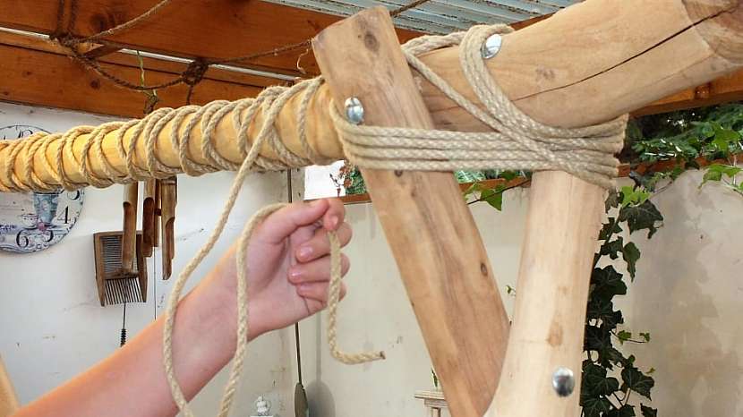Jak vyrobit stojan na šaty z větví: tyč na ramínka omotáme provázkem