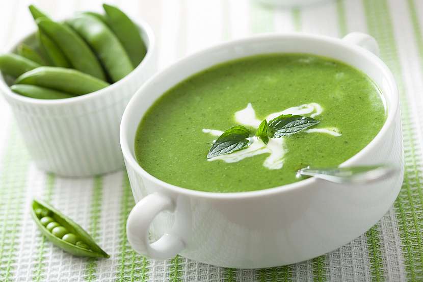 Zelená polévka hrášková nebo brokolicová