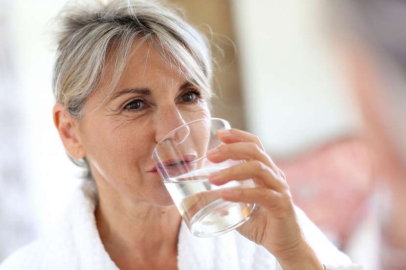 Studie prokázaly, že i mírná dehydratace může zvýšit bolest kloubů a zhoršit zánět