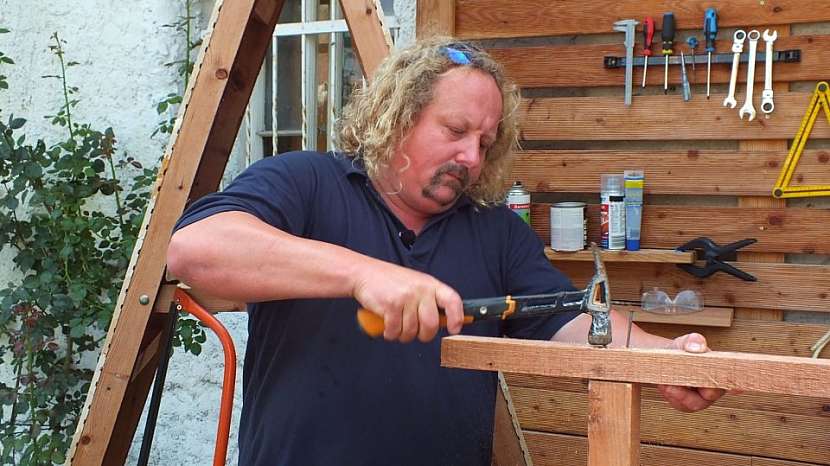 Jak vyrobit přístřešek na dřevo: příčky žebříku přitlučeme k bokům