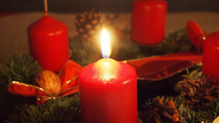 První svíčka na adventní věnci je rozsvícená.