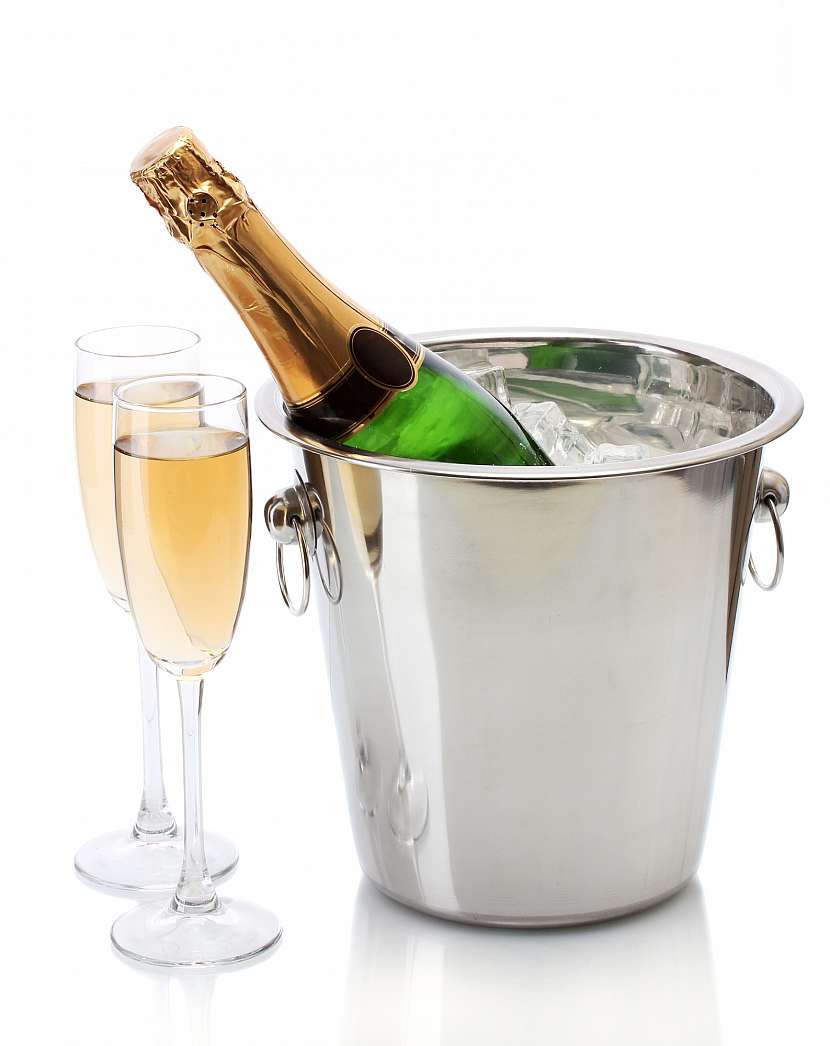 Úzké flétnové skleničky na sekt