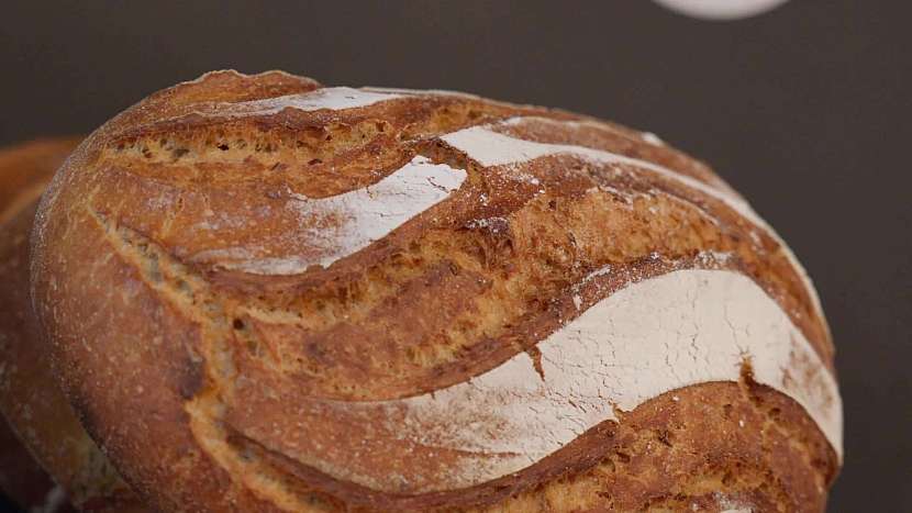 Dokonale upečený chléb voní, má pevnou a vypečenou kůrku a voní