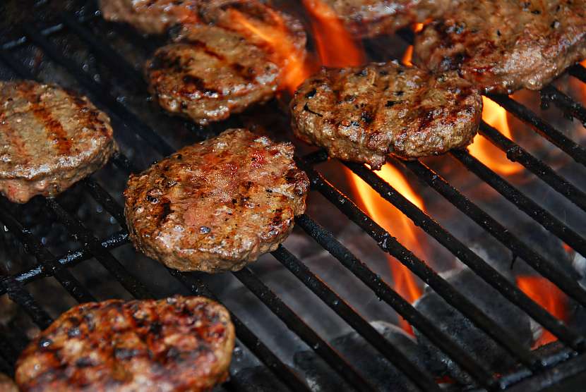Na hamburger se nejčastěji používá hovězí maso