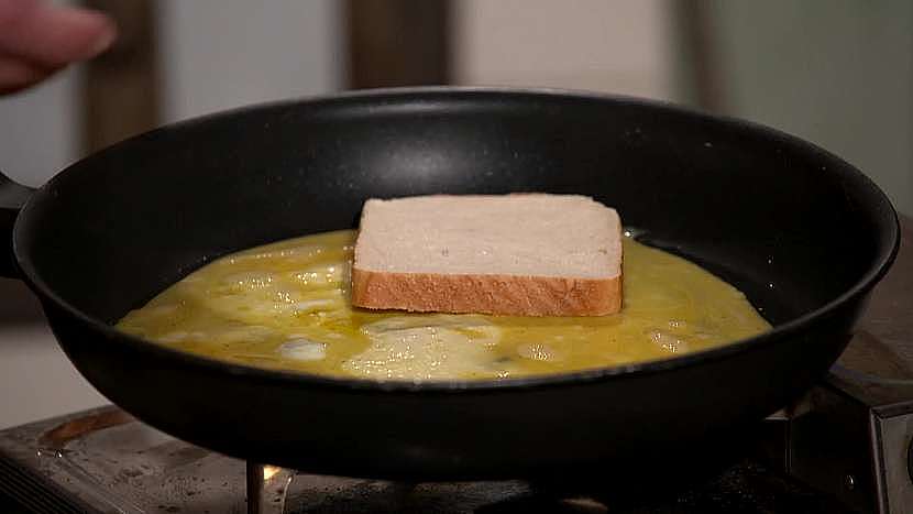 Na rozšlehané vajíčko položte toustový chleba