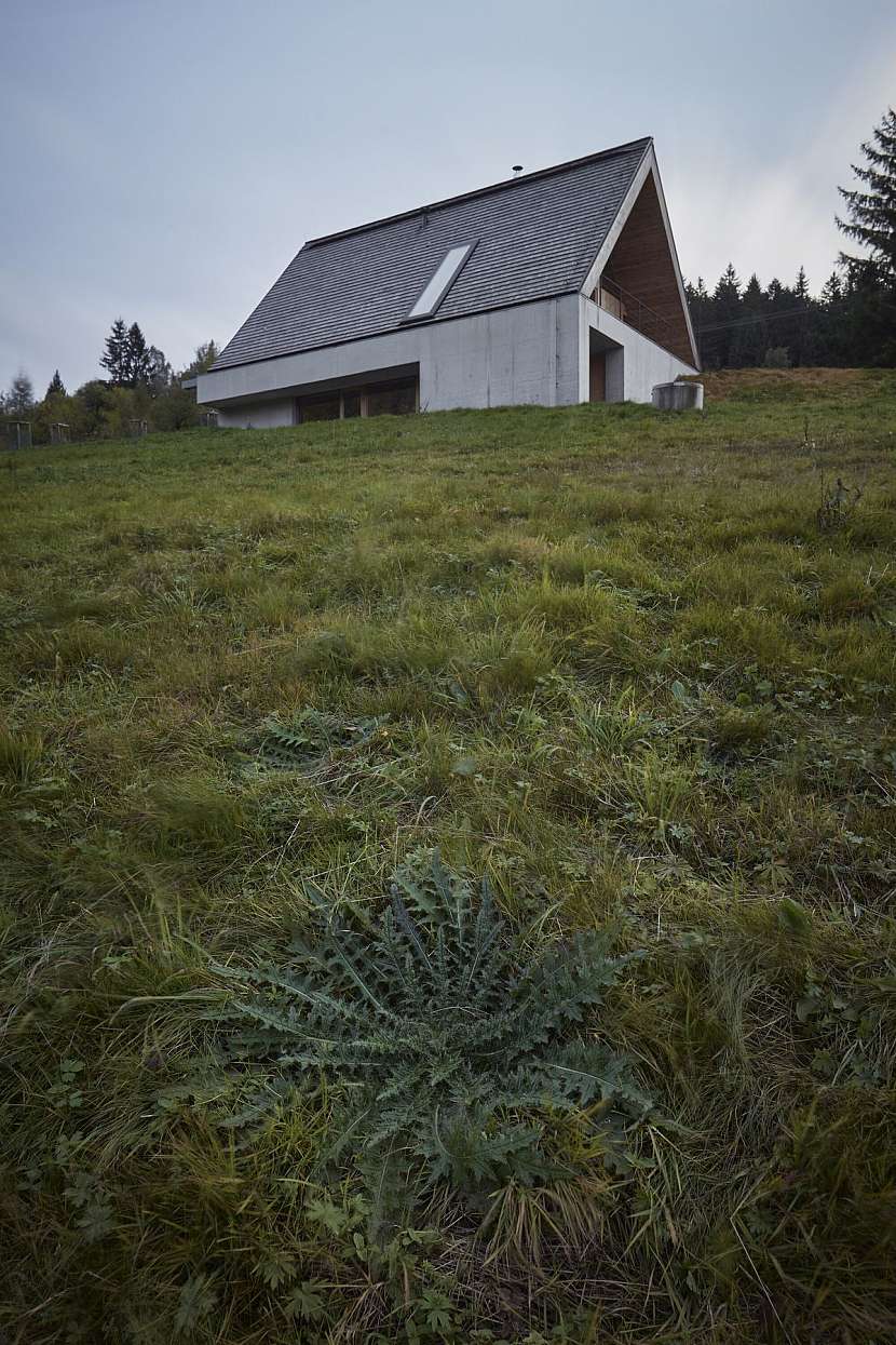 Navzdory omezení CHKO postavili úžasnou chalupu