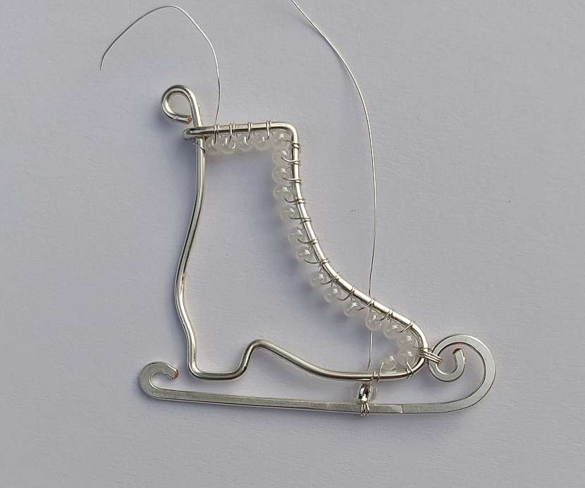 Potom drátek provlékněte rokajlem zpátky 