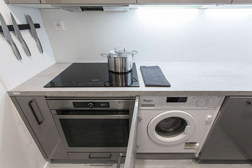 Pračka může být vestavná, krytá kuchyňskými dvířky