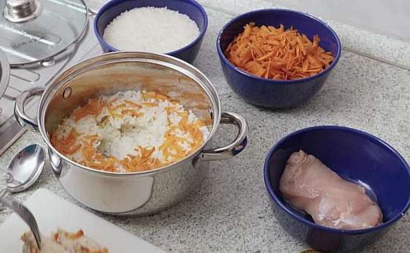Vařené drůbeží maso s mrkví a rýží je ideální podávat pár dnů
