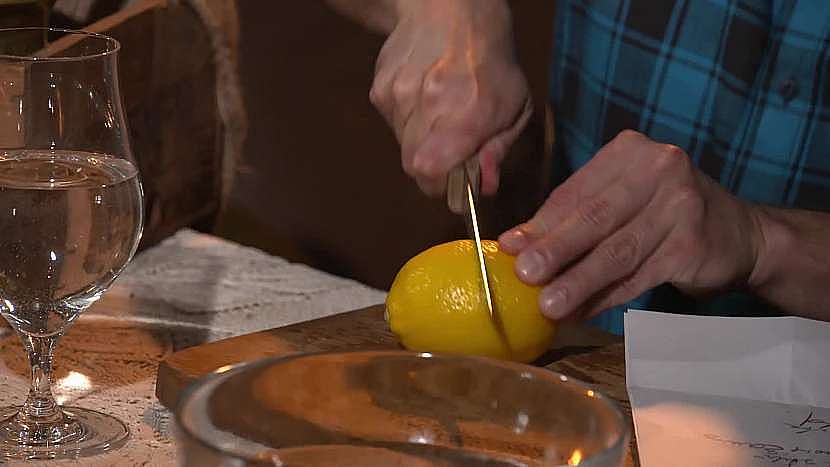 Citron pomačkejte a rozkrojte