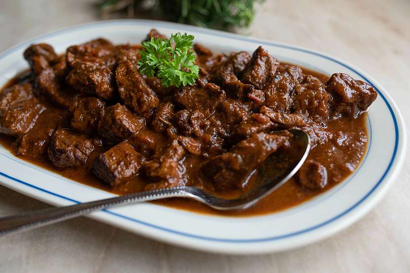 Poctivý recept na guláš si s dobře vychlazeným pivem rozumí mimořádně dobře