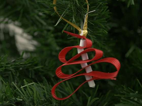 Drobná vánoční ozdoba na stromek se bude líbit dětem