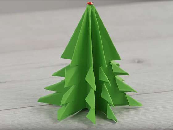 Vánoční stromek z papíru se hodí k papírovému betlému