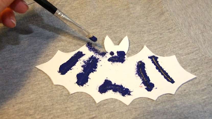 Tričko s netopýry: na tupování použijeme tvrdý plochý štětec