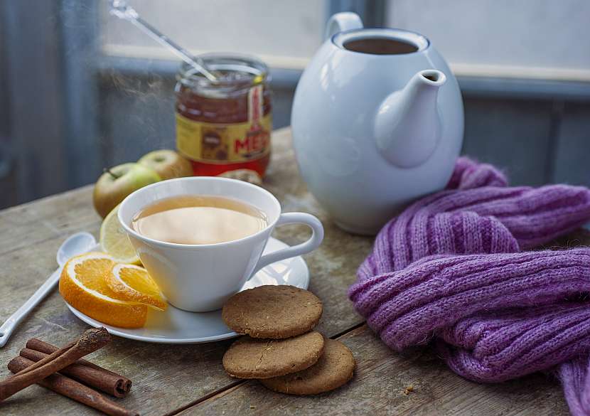 Lžička medu do čaje nebo také do kávy vám určitě kila nenažene