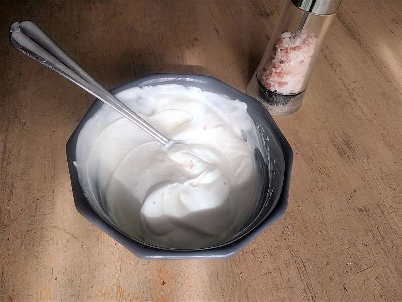 Jogurt se smetanou promíchejte a přidejte sůl podle chuti