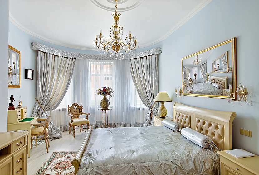 Šedozlatý luxus ložnice vás vtáhne do romantiky