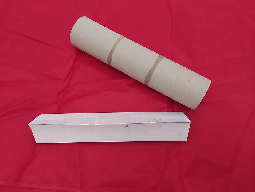 Čtvrtku s metalickým povrchem je nutné vytvarovat do tohoto tvaru, který se musí vejít do ruličky