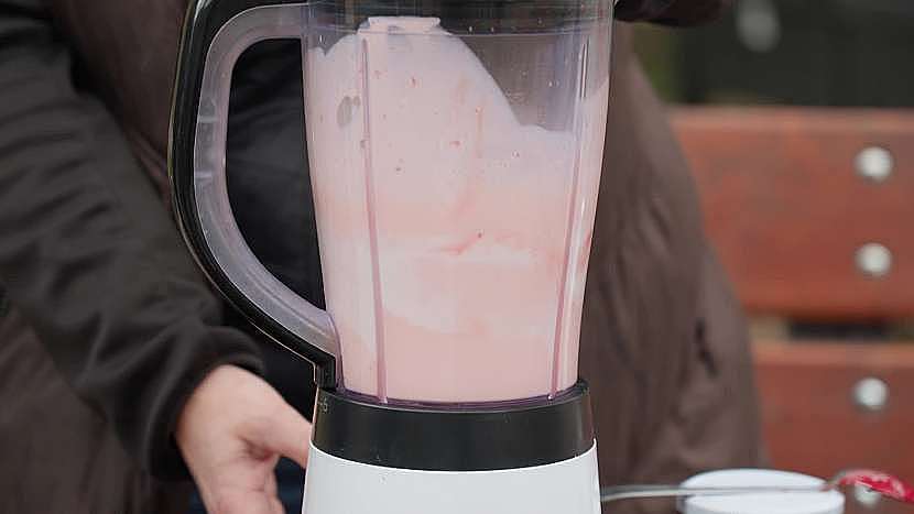 Rozmixované ovoce a kysaný nápoj je dokonalá kombinace chutí