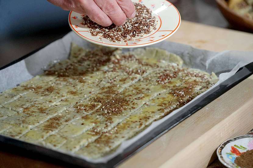 Pochutnejte si na domácích sýrových krekrech z pouhých 3 surovin