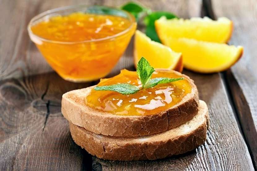 Pikantní pomerančová marmeláda se zázvorem zhoustne díky Zelírovacímu cukru 2:1 Labeta