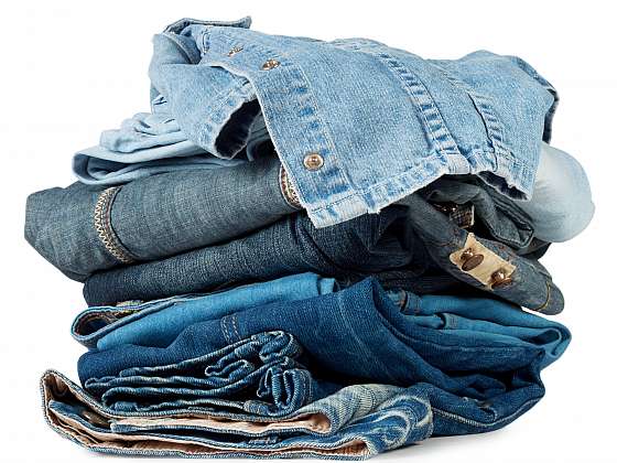 Ze starých džínových kalhot se dá ještě něco vyrobit (Zdroj: Depositphotos (https://cz.depositphotos.com))