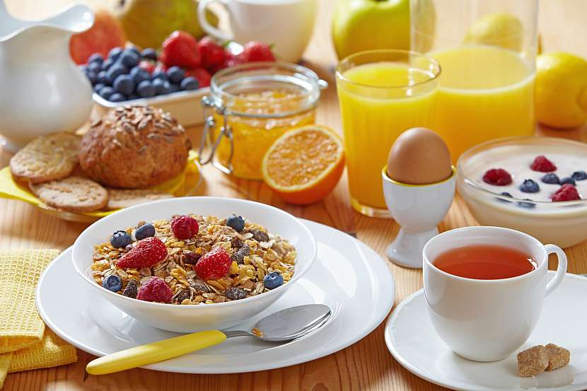 Na snídani je ideální celozrnné pečivo, vejce, ovesná kaše s ovocem a ořechy