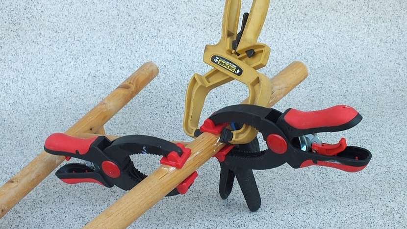 Oprava dřevěné židle: lepené spoje zajistíme svěrkami nebo páskou