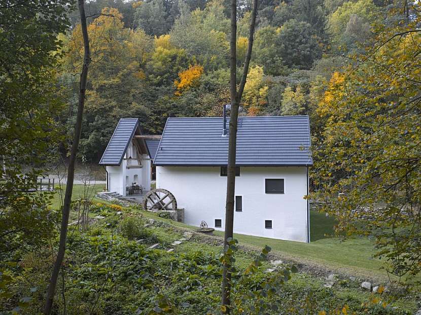 Starý mlýn roztrhli na dvě části. A tak ho zachránili